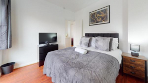 Dagenham - 4 Beds - Sleeps 8 - WiFi